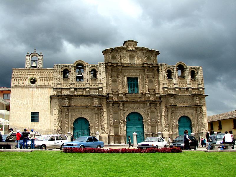 Fachada de la Catedral de Cajamarca frente a la plaza