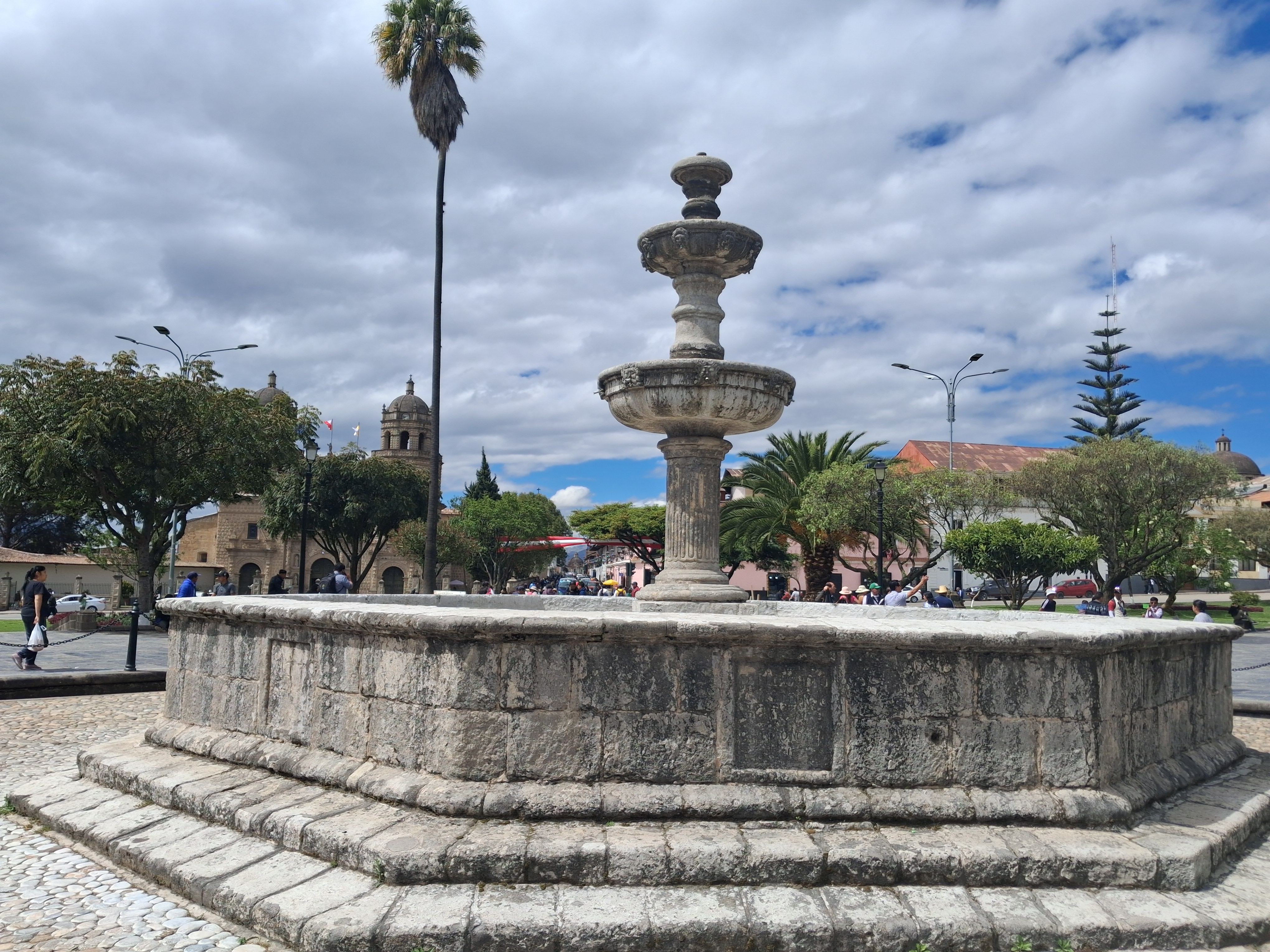 Pileta de piedra de la Plaza de Armas de Cajamarca en primer plano