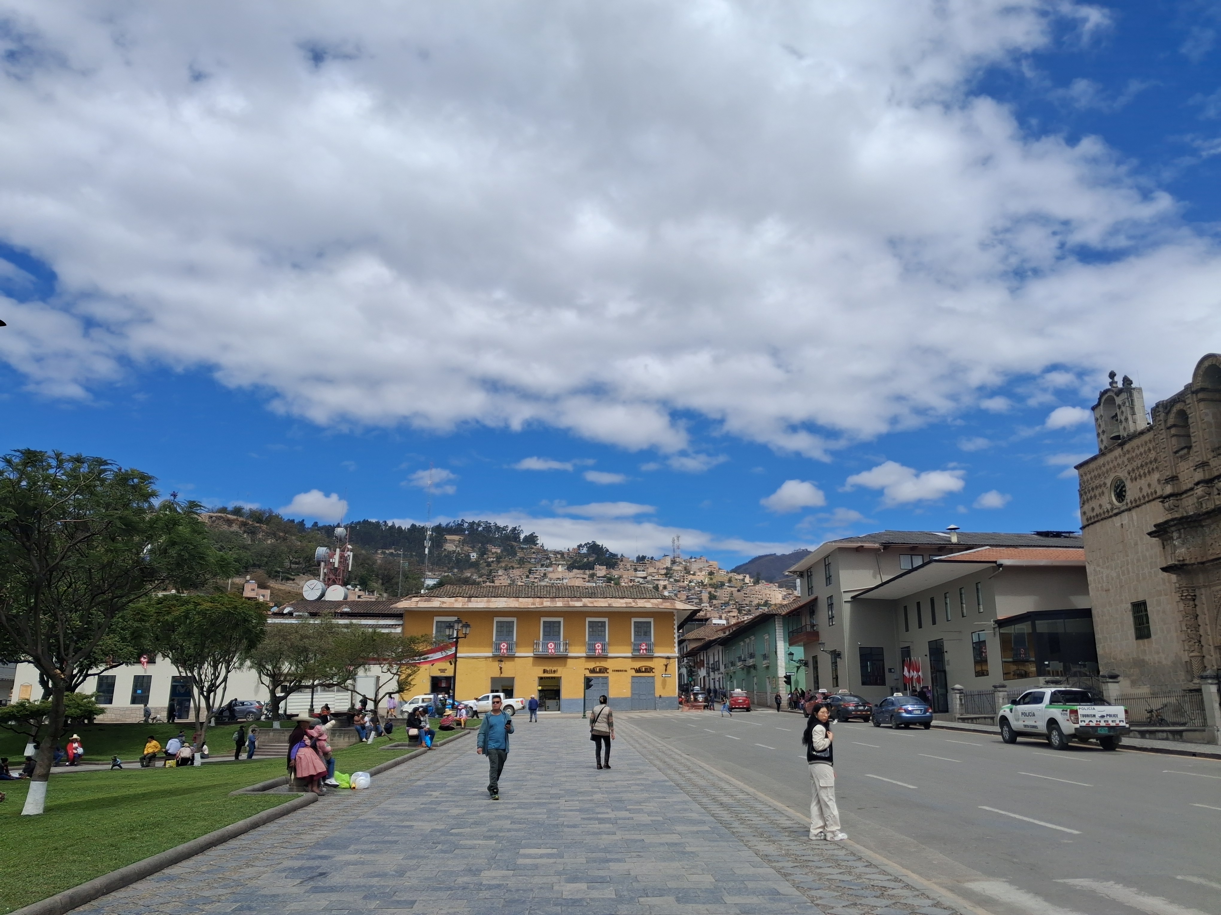 Vista diurna de la Plaza de Armas de Cajamarca
